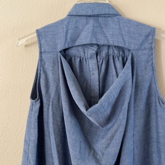 CAbi Button Down Chambray Sleeveless Shirt Size S Style 387 Cut out Back Hi-Lo - Picture 7 of 14